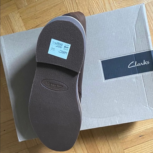 CLARKS: BRAND NEW IN BOX - Picture 2 of 2